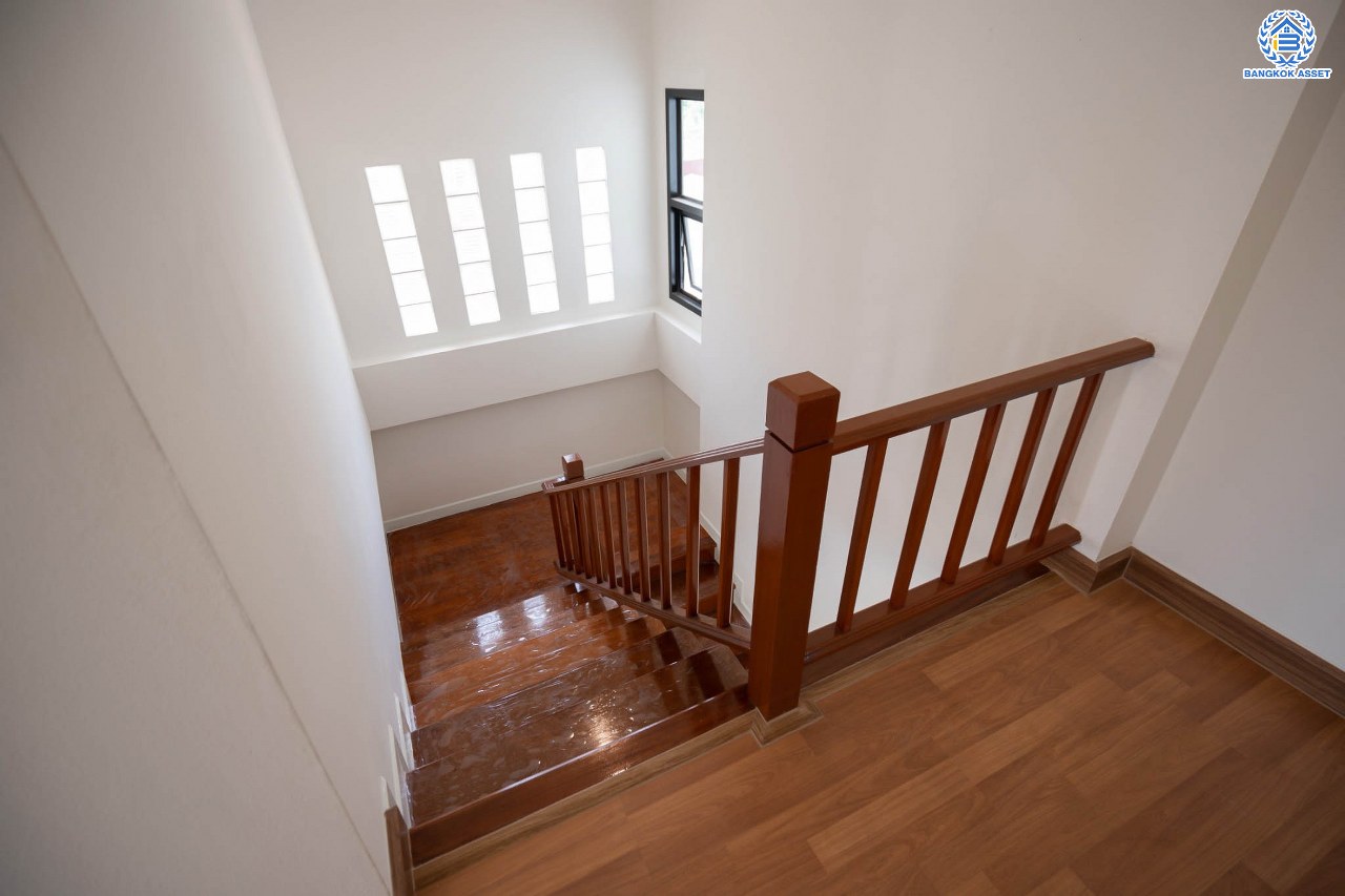 บ้านมือสองตกแต่งใหม่ โครงการ มณธานี บางแค หลังมุม ดีไซน์หรูหรา เนื้อที่ 66.6 ตร.ว. ฟังก์ชัน 3 ห้องนอน 3 ห้องน้ำ จอดรถได้ 2 คัน บนทำเลเดินทางสะดวก เชื่อมต่อหลายเส้นทาง ใกล้เดอะมอลล์บางแค ทางด่วน "กาญจนาภิเษก" และรถไฟฟ้า "สถานีหลักสอง"